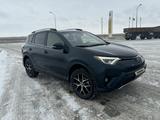 Toyota RAV4 2016 годаfor9 100 000 тг. в Уральск