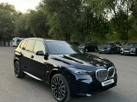 BMW X5 2023 года за 51 000 000 тг. в Алматы – фото 2