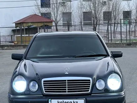 Mercedes-Benz E 320 1997 года за 3 800 000 тг. в Атырау – фото 3