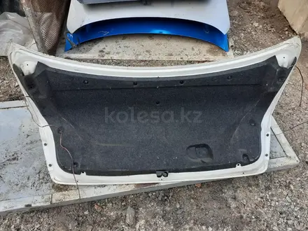 Крышка багажника на Lexus es300 за 20 000 тг. в Алматы – фото 4