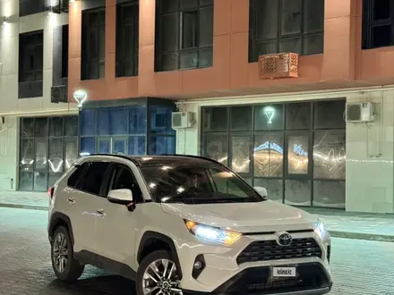 Toyota RAV4 2019 года за 15 000 000 тг. в Актау