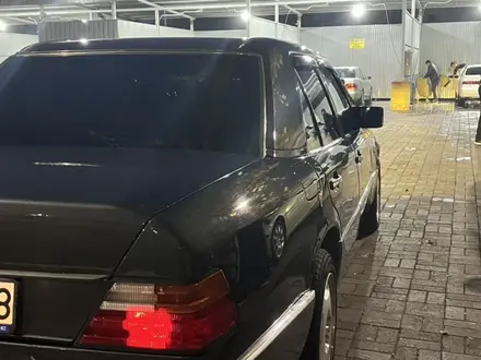 Mercedes-Benz E 220 1993 года за 2 700 000 тг. в Тараз – фото 5