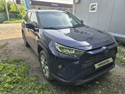 Toyota RAV4 2021 года за 14 500 000 тг. в Петропавловск – фото 2
