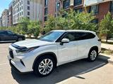 Toyota Highlander 2022 года за 24 000 000 тг. в Уральск – фото 2