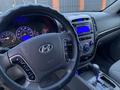 Hyundai Santa Fe 2011 года за 5 500 000 тг. в Актобе – фото 14