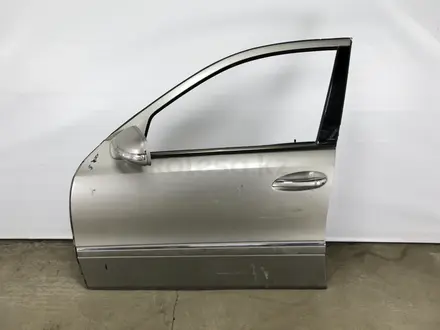 Дверь передняя левая на Mercedes Benz E320 W211 (211) за 25 000 тг. в Алматы