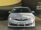 Toyota Camry 2014 года за 9 500 000 тг. в Актобе – фото 2