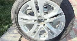 Диски в оригинале с резиной blizak от мерседеса W 212 за 230 000 тг. в Алматы