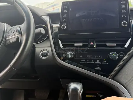 Toyota Camry 2023 года за 14 300 000 тг. в Актобе – фото 10