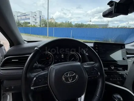 Toyota Camry 2023 года за 14 300 000 тг. в Актобе – фото 11