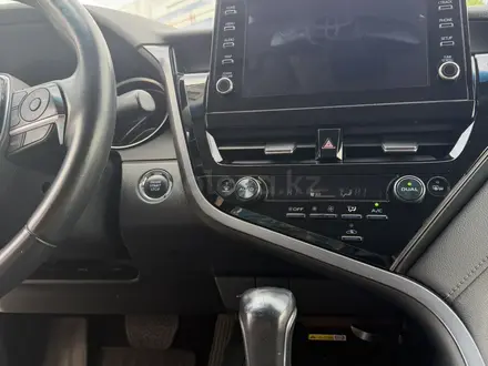 Toyota Camry 2023 года за 14 300 000 тг. в Актобе – фото 17