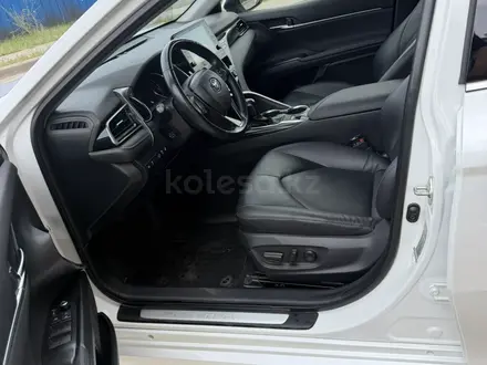 Toyota Camry 2023 года за 14 300 000 тг. в Актобе – фото 18
