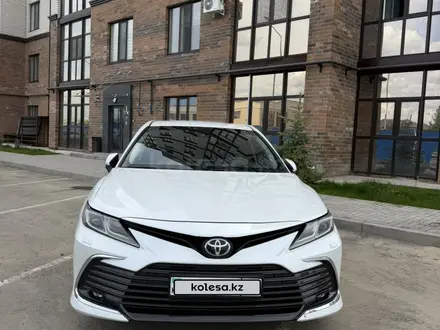 Toyota Camry 2023 года за 14 300 000 тг. в Актобе – фото 19