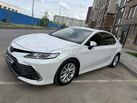Toyota Camry 2023 года за 14 300 000 тг. в Актобе – фото 2