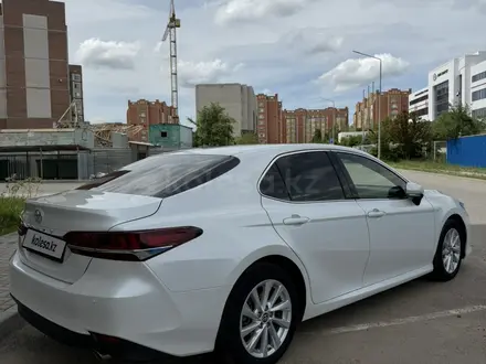 Toyota Camry 2023 года за 14 300 000 тг. в Актобе – фото 20