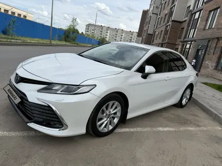 Toyota Camry 2023 года за 14 300 000 тг. в Актобе