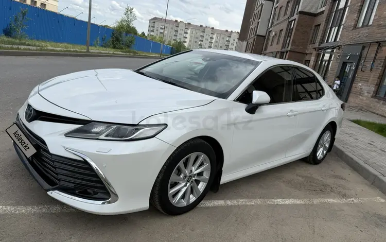 Toyota Camry 2023 года за 14 300 000 тг. в Актобе