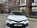 Toyota Camry 2023 года за 14 300 000 тг. в Актобе – фото 3