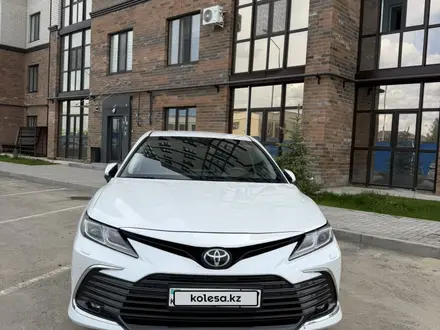 Toyota Camry 2023 года за 14 300 000 тг. в Актобе – фото 3