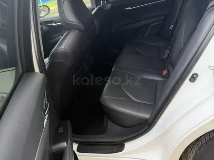 Toyota Camry 2023 года за 14 300 000 тг. в Актобе – фото 5
