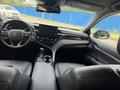 Toyota Camry 2023 года за 14 300 000 тг. в Актобе – фото 7