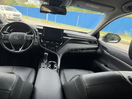 Toyota Camry 2023 года за 14 300 000 тг. в Актобе – фото 7