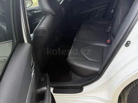 Toyota Camry 2023 года за 14 300 000 тг. в Актобе – фото 6