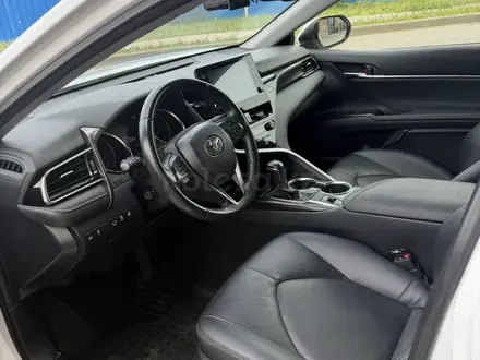 Toyota Camry 2023 года за 14 300 000 тг. в Актобе – фото 9