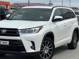 Toyota Highlander 2018 года за 13 000 000 тг. в Актау