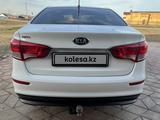 Kia Rio 2015 года за 6 100 000 тг. в Уральск – фото 2