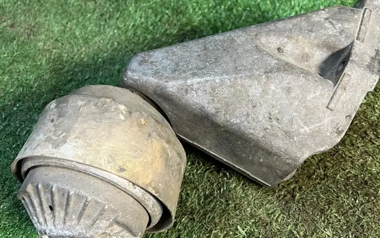 Подушка опора двигателя Мерседес Мерс е320 648 дизель 211 за 8 000 тг. в Алматы