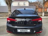 Hyundai Elantra 2019 года за 9 000 000 тг. в Атырау – фото 2