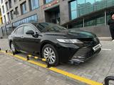 Toyota Camry 2019 года за 13 600 000 тг. в Астана – фото 2