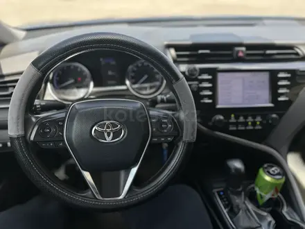 Toyota Camry 2019 года за 9 900 000 тг. в Актобе – фото 3