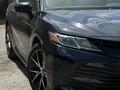 Toyota Camry 2019 года за 9 900 000 тг. в Актобе – фото 2