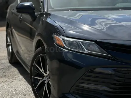 Toyota Camry 2019 года за 9 900 000 тг. в Актобе – фото 2