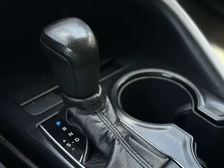 Toyota Camry 2019 года за 9 900 000 тг. в Актобе – фото 5