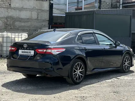 Toyota Camry 2019 года за 9 900 000 тг. в Актобе – фото 8