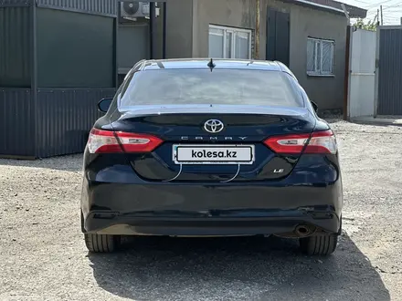 Toyota Camry 2019 года за 9 900 000 тг. в Актобе – фото 9