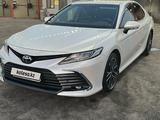 Toyota Camry 2023 года за 18 500 000 тг. в Туркестан – фото 2