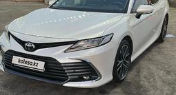 Toyota Camry 2023 года за 18 500 000 тг. в Туркестан – фото 2
