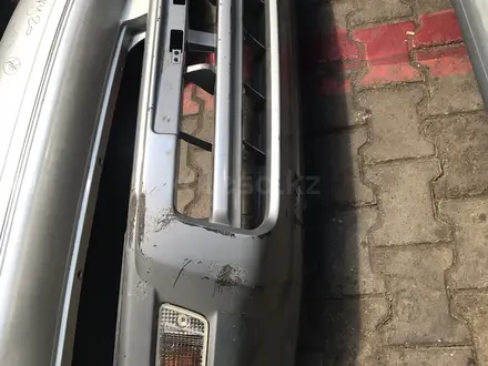 Передний бампер на Toyota RAV4 первого поколения рестайл. за 60 000 тг. в Алматы – фото 2