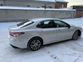 Toyota Camry 2018 года за 13 600 000 тг. в Семей – фото 3