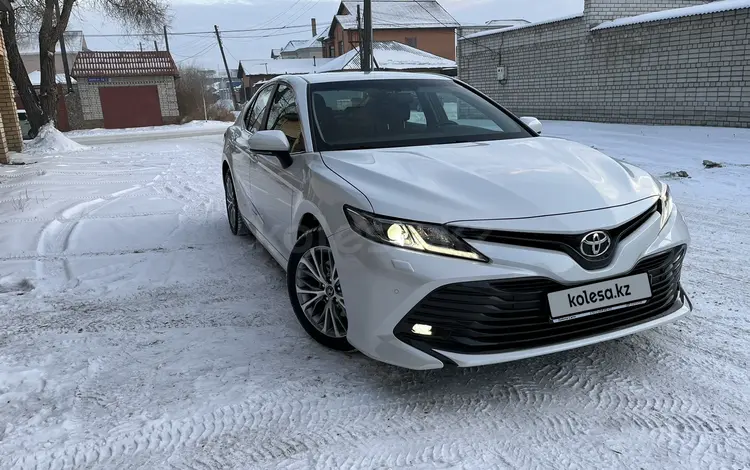 Toyota Camry 2018 года за 13 600 000 тг. в Семей