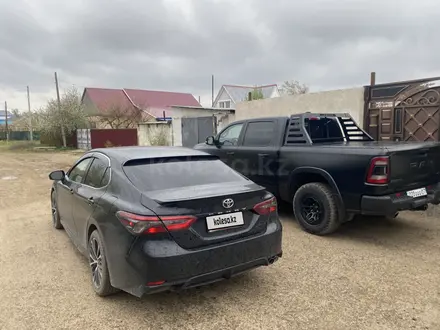 Toyota Camry 2019 года за 7 200 000 тг. в Уральск – фото 2
