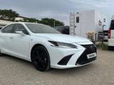 Lexus ES 250 2023 года за 31 000 000 тг. в Актау – фото 2