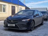 Toyota Camry 2020 года за 11 500 000 тг. в Уральск – фото 2