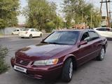 Toyota Camry 1998 года за 2 462 479 тг. в Алматы – фото 2