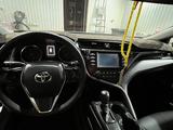 Toyota Camry 2019 года за 12 500 000 тг. в Кульсары – фото 5