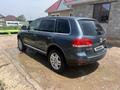 Volkswagen Touareg 2005 года за 3 600 000 тг. в Алматы – фото 4
